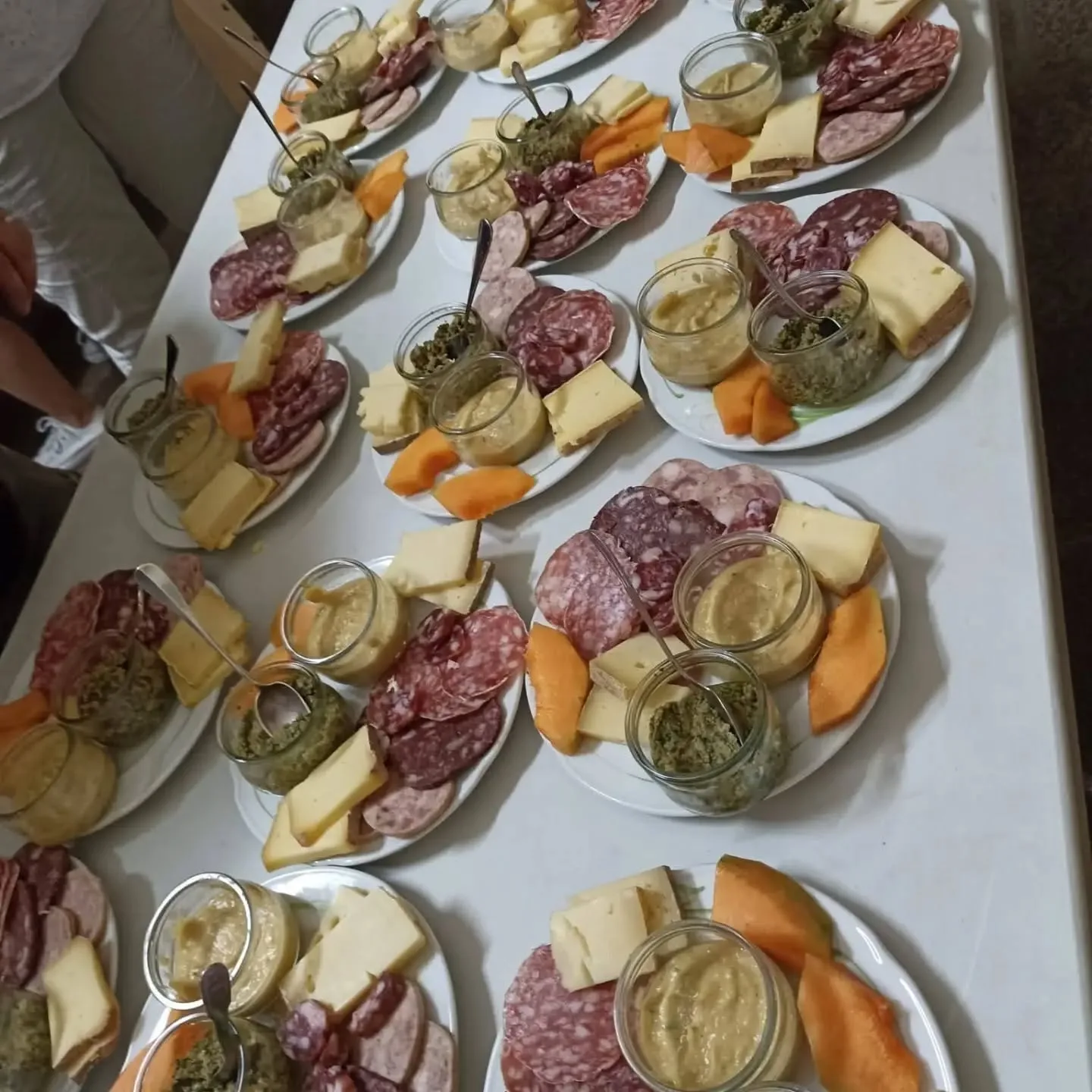 Assiettes de charcuterie et fromages préparées chez Fab