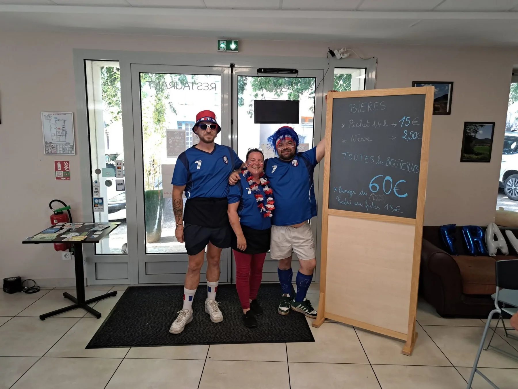 L’équipe Chez Fab habillée aux couleurs de la France