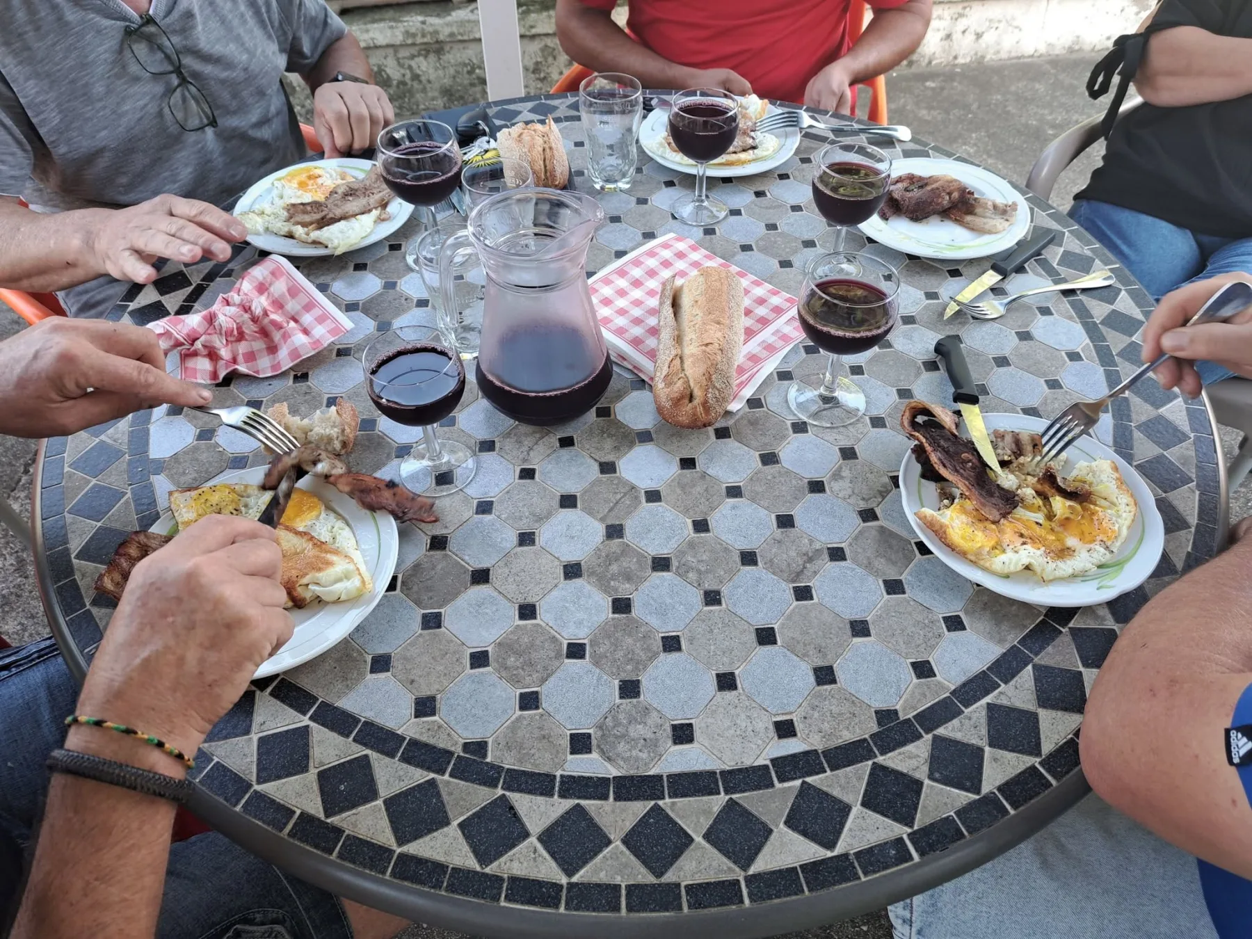 Déjeuner convivial autour d’une table en terrasse