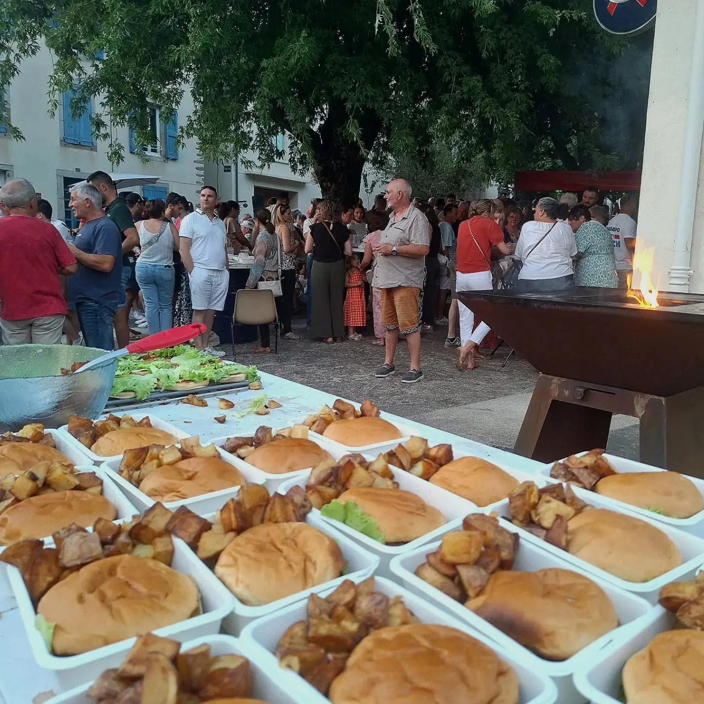 Burgers préparés pour une soirée animée à Saint-Amans